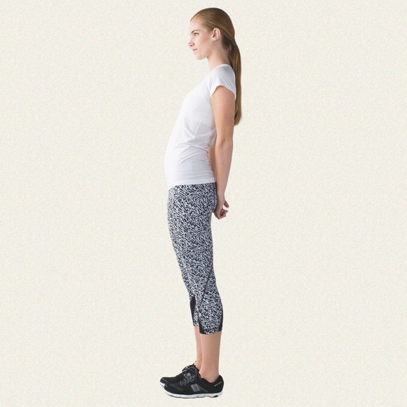 Lululemon Run: Inspire Crop II *All Full-On Luxtreme - Picture 2 of 10